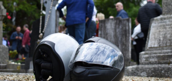 Zwei Helme auf einen Friedhof bei der Beerdigung eine Bikers