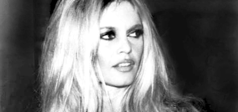 Schwarzweiß-Porträt der jungen Brigitte Bardot mit langen blonden Haaren, markanten Augen und leicht geöffneten Lippen, die zur Seite blickt; klassischer Filmstar-Stil der 1950er- und 1960er-Jahre.